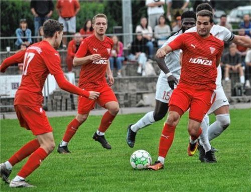 Nach dem Rückstand machte Bruckmühl Druck, hier Maurice Koller, Gerhard Stannek und Maxi Gürtler (von links).Foto Thomas Neumeier