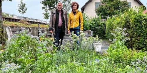 Neue Ideen für mehr Grün in städtischen Siedlungsgebieten bringt der Verein Vielfaltsmacher in Stadt und Land voran. Vorsitzender Dr. Georg Metz und Jugendleiterin Hedwig Fuchs freuen sich über den Erfolg der ersten Pflanzaktion für Kinder im Garten des Bürgerhauses. Jetzt steht die Ernte bevor. Foto Gerlach