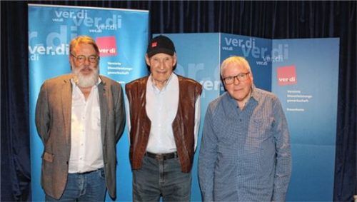 Norbert Flach (links) und Christoph Bensch-Andrä (rechts) konnten Helmut Menzel für 70 Jahre Treue zu Verdi danken.Foto Verdi