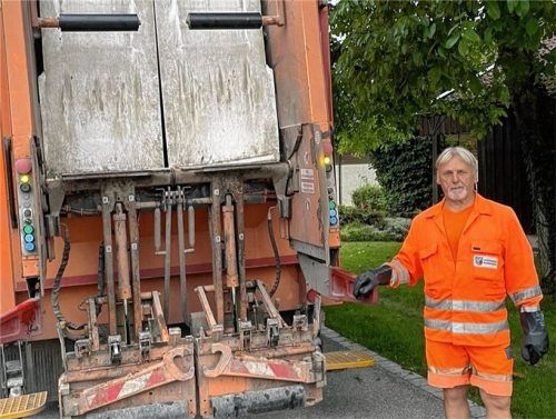 Nur noch dieses eine Mal heute steht Josef Hemberger an seinem Platz, hinten auf dem Müllwagen.Foto Landratsamt Rosenheim