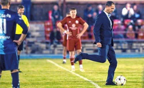 Oberbürgermeister Andreas März beim Anstoß im Jahnstadion. Foto Hans-Jürgen Ziegler