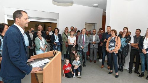 Oberbürgermeister Andreas März betonte, wie wichtig der Erweiterungsbau an der Prinzregentenschule für Rosenheimer Familien ist. Foto  Schlecker