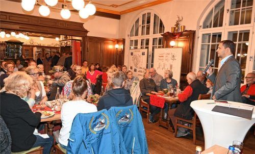 Oberbürgermeister Andreas März musste auf der Bürgerversammlung zu vielen Themen Stellung beziehen. Foto Peter Schlecker