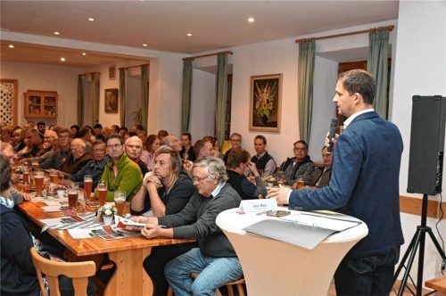 Oberbürgermeister Andreas März musste sich auf der Bürgerversammlung in Pang nicht nur kritischen Fragen stellen, sondern auch eine Auseinandersetzung klären. Foto  Schlecker