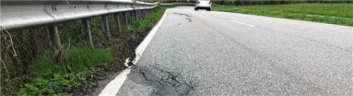 Oberhalb des Hödenauer Sees wird die Straße mit einem Randbalken stabilisiert. Foto Staatliches Bauamt Rosenheim