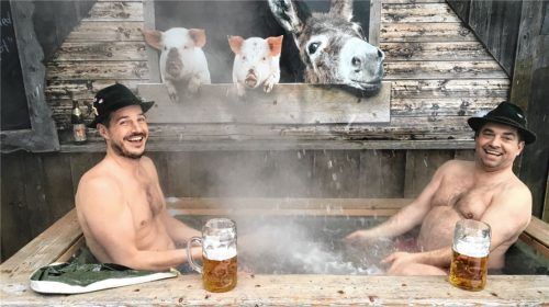 Ohne Hut geht es bei den „Huadarern“ auch beim Baden nicht – wie Markus Wallner (links) und Sebastian Stuffer fröhlich beweisen. Fotos Hötzelsperger