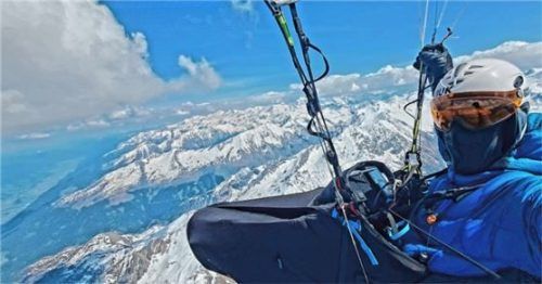 Oliver Teubert über schneebedeckten Bergen. Foto Oliver Teubert