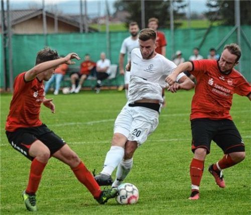 Ostermünchens Christian Dirscherl wird hier von gleich zwei Griesstättern angegriffen.Foto Franz Ruprecht