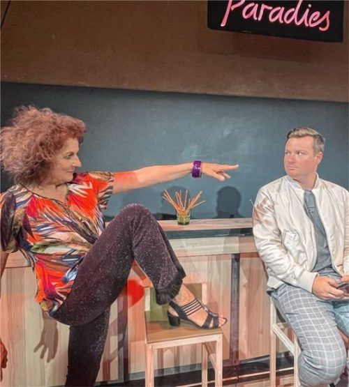 Paradies, das ist nicht nur eine Diskothek, sondern auch der Ort, an dem sich die ältere Finy (Daniela Enzi) und der viel jüngere Emil (Alexander Lughofer) treffen. Foto Kirchner