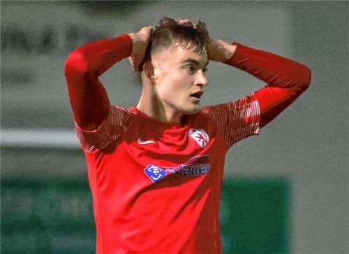 Pech in der Anfangsphase: Matthias Rauscher hätte sein Team in Führung köpfen können, traf aber nur den Pfosten.Foto mb.presse – Butzhammer