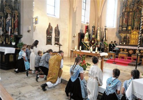 Pfarrer Fabian Orsetti führte den Festgottesdienst für die Trachtler in der Pfarrkirche durch. Fotos Heinzinger
