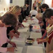 Den Stift schwungvoll zur Musik schwingen