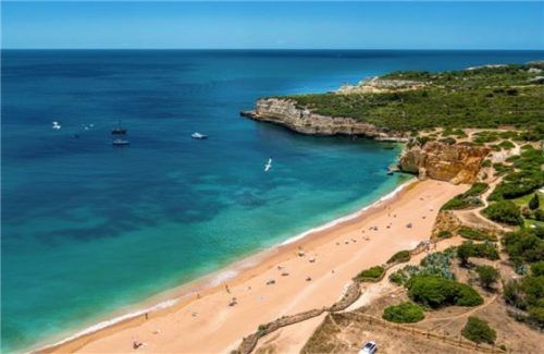 Portugals Südküste bietet zahlreiche traumhafte Strände. Fotos Algarve Tourism Bureau