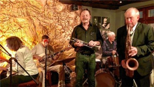 „Prisma“ im Le Pirate: (von links) Susi Weiss, Klaus Förg, Richard Prechtl, Michael Keul und Bernd Schmid.Foto Bruczek