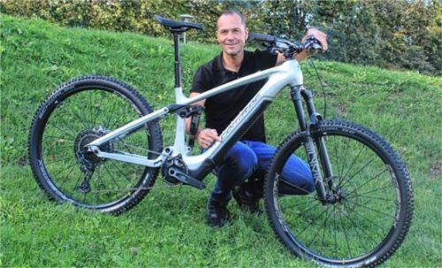 Produktentwickler Dirk Höflein mit einem der innovativen EL-Bikes.