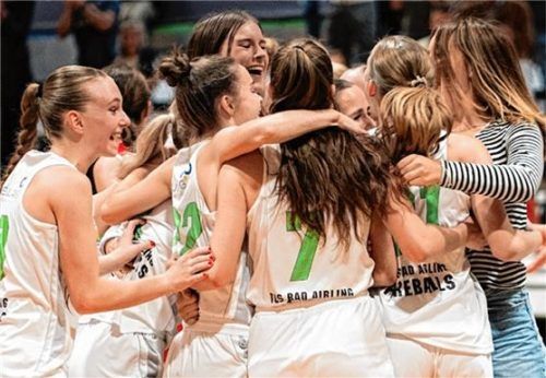 Pure Freude ist den Bad Aiblinger Basketballerinnen nach dem Auftaktsieg gegen Nördlingen anzusehen.Foto Fireballs