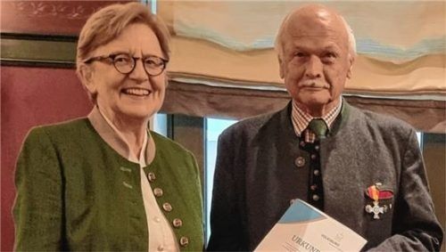 Regierungspräsidentin außer Dienst, Maria Els, überreicht Heinrich Rehberg, dem Ehrenvorsitzenden des Volksbundes Deutsche Kriegsgräberfürsorge, das goldene Ehrenkreuz. Foto re
