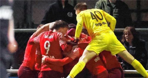 Riesenjubel beim TSV Wasserburg nach dem Heimspiel-Derby gegen den SV Bruckmühl. Fotos mb-presse