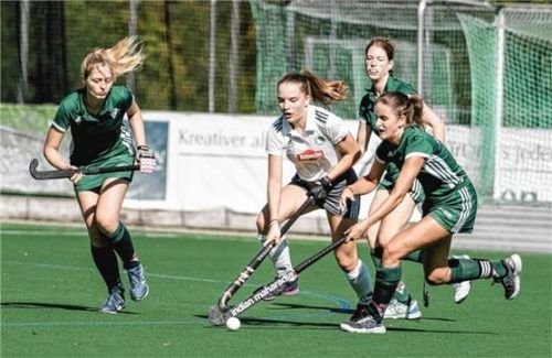 Rosenheims Lena Sporer (in Grün) bei der Balleroberung, daneben Sarah Göpfert und Magdalena Marx.Foto re