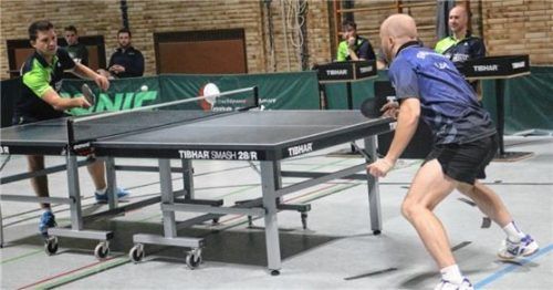 Rosenheims Wolfgang Hundhammer (links) gewann neben seinem ersten Einzel auch das Spitzenspiel gegen Maximilian Loof.Foto Gerhard Erlich