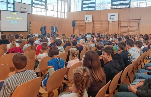 Rund 600 Schüler der Jahrgangsstufen fünf bis neun der Dientzenhofer Realschule in Brannenburg folgten mit Spannung dem Programm „Die Mobbing- und Werte-Show“ mit Wolfgang Berger.Foto Steffenhagen