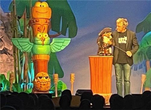 Sascha Grammel mit Puppe „Adlerfasan Frederic Freiherr von Furchensumpf“.Foto pfurtscheller