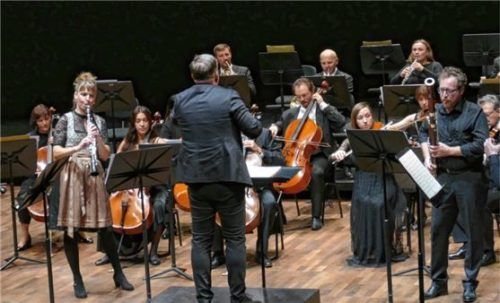 Schön spielten die Solisten auf: Alejandro Tello Zamudio (Oboe), Karin Mischl (Klarinette), Giuseppe Monopoli (Fagott) und Gabriel Cupsinar (Horn).Foto .JANKA