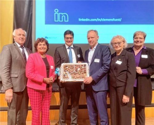 Schokolade für den Referenten (von links): Franz-Xaver Peteranderl, Präsident der Handwerkskammer für München und Oberbayern, Ingrid Heckner, stellvertretende Landrätin Altötting, Mühldorfs Landrat Max Heimerl, Clemens Fuest, Kreishandwerksmeisterin Helga Wimmer und Ingrid Obermeier-Osl, Vizepräsidentin IHK für München und Oberbayern.