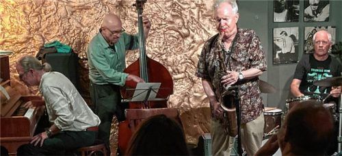 Scott Hamilton brillierte mit seinem Saxofon auf der Bühne im Le Pirate. Foto  Lentner
