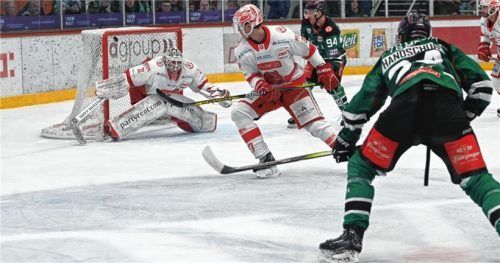 Sein zweiter Saisontreffer: Kevin Handschuh traf über die Schulter von Bad Nauheims Keeper Maximilian Meier.Foto Hans-Jürgen Ziegler