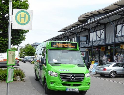 Seit zehn Jahren gibt es den Kolbermoorer Stadtbus. Er bringt die Kinder sicher in die Schule, verbindet den Norden und Süden der Stadt und bindet so auch die Wohngebiete an Geschäftszentren und Bahnhof an. Ab 10. Dezember fährt der Stadtbus im Rahmen des Münchener Verkehrs- und Tarifverbundes. Fotos  Riediger