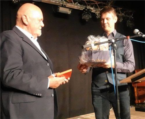 Sepp Hirle (links) erhielt aus den Händen von Thomas Schmidt, Vorsitzender des Fördervereins Jugendarbeit Rosenheim, ein Präsent.Foto Wunsam