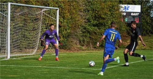 SG-Stürmer Uli Hubl (rechts) fand an Dornachs Keeper Dominik Bertic keinen Weg vorbei. Foto Walter Semerad