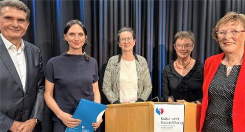 Sie freuen sich alle über den Literaturpreis: (von links) Michael Keneder (stellvertretender Stiftungsratsvorstand der Dr.-Stöcker-Stiftung), Autorin Natalie Buchholz, Laudatorin Eva Bauer, Bibliotheksleiterin Susanne Delp und Rosenheims Dritte Bürgermeisterin Gabriele Leicht.Foto janka