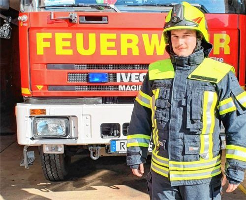 Sieht doch aus wie immer, die Einsatzuniform, die Alexander Bauer von der Schloßberger Feuerwehr trägt? Es ist aber eine neue Generation: „Fire Survivor Standard“ in der „X-Treme-Light“-Version. Foto Feuerwehr Schloßberg