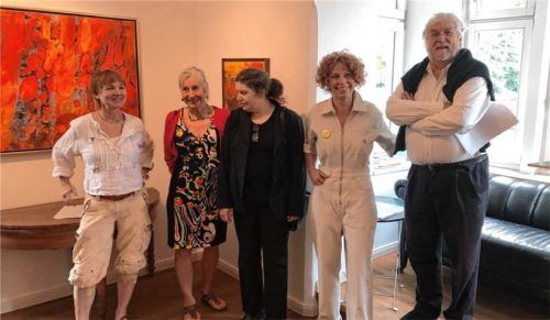 Silvia Götz vor ihrem Bild „Vom Winde bewegt“, Elisabeth Schottenheim-Hien, Marta Fischer, Judith Treimer-Schebler und Galerist Ernst Geyer (von links).Foto Wagner