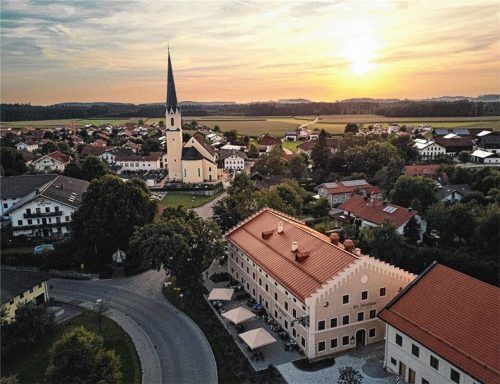 So idyllisch wie diese Luftaufnahme der Gemeinde Pittenhart war auch die Bürgerversammlung. Viele interessierte Bürger hatten sich im Gewölbesaal des Landgasthofes „Alte Zollstation versammelt“. Foto VG