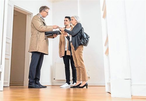 So klappt‘s mit dem Mietvertrag: Wer sich gut auf eine Wohnungsbesichtigung vorbereitet, kann unter Umständen seine Chancen steigern. Foto Christin Klose/dpa