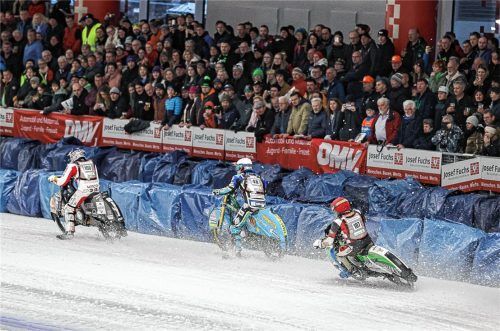 So nah dran wie in Inzell sind die Zuschauer selten: Im März duellierten sich Franz Zorn, Luca Bauer und Andrej Divis vor begeisterten Fans.Foto Hans Weitz