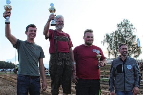 So sehen Sieger aus – Siegerehrung Klasse neun (von links): Platz 2 Thomas Atmann, Platz 1 Georg Krojer und Platz 3 Max Staudinger – daneben der Vorsitzende der Pittenharter Bauern, Martin NiedermaierFoto .EMK