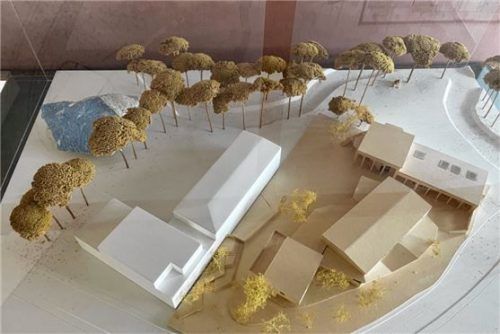 So soll das Gelände der Waldorfschule Rosenheim in Zukunft aussehen, das dunkle Gebäude in der Mitte ist die neue Turnhalle. Foto Julian Baumeister