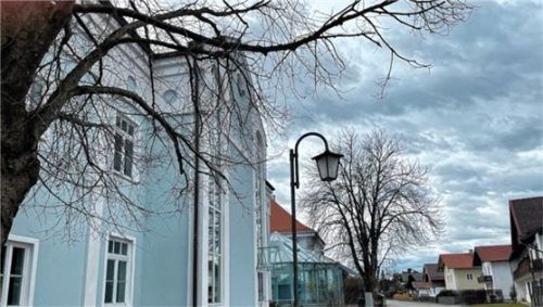 Sollten Schilder mit der Aufschrift „Oba vom Gas“, wie es Gemeinderat Guggenberger fordert, aufgestellt werden dürfen, dann wäre ein möglicher Standort bei der Grundschule von Halfing.Foto Kirchner