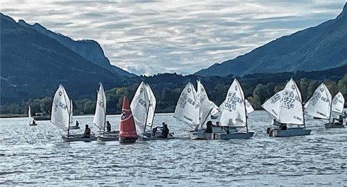 Spannende Kopf-an-Kopf-Rennen an der Boje: Zwischen zwei Seglern lag teilweise keine Bootslänge.Foto Elisabeth Kirchner