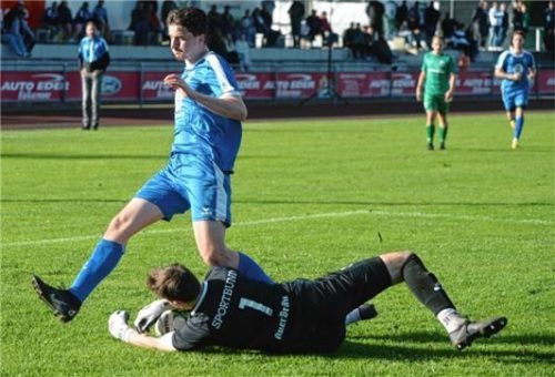 Sportbund-Tormann Johannes Deckert greift hier vor einem Endorfer Angreifer zu.