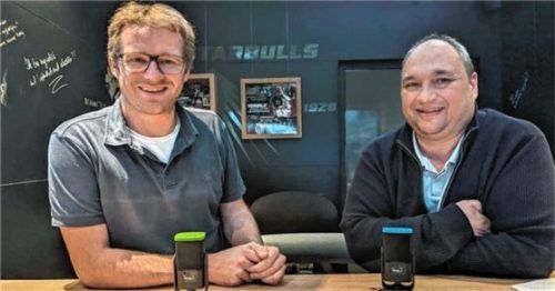 Starbulls-Vorstand Christian Hötzendorfer (links) bei der Aufzeichnung von „Hart gecheckt“ mit OVB-Sportredakteur Thomas Neumeier.Foto Tobias Ruf