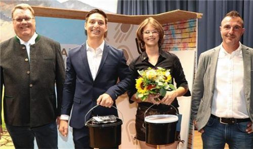 Stellvertretender Kreishandwerksmeister Hans Angerer (links) und Traunsteins Obermeister Michael Röling gratulierte den erfolgreichsten Gesellen im Malerhandwerk aus dem Landkreis Traunstein (von links): Martin Senke und Maria Sophie Mühlberger. Für die Zukunft wünschten sie allen Absolventen alles Gute.