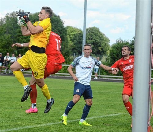 Szene aus dem Hinspiel zwischen Bruckmühl und Wasserburg: Löwen-Torwart Lino Volkmer ist vor den Bruckmühler Angreifern zur Stelle.Foto Franz Ruprecht