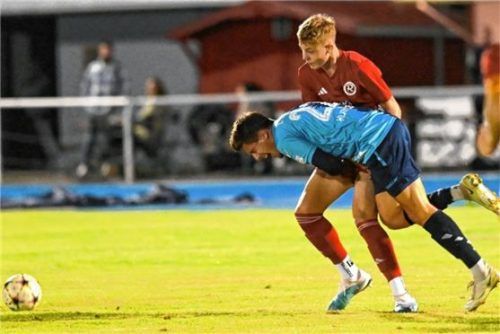 Torschützen im Duell:  Rosenheims Marcel Martens (rot) im Zweikampf gegen Lukas Kunzendorf. Foto HANS-JüRGEN ZIEGLER