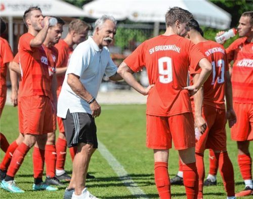 Trainer Michael Probst (Mitte) und der SV Bruckmühl haben die 20-Punkte-Marke geknackt. Foto Franz Ruprecht