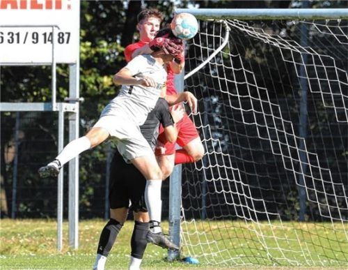 Voller Einsatz für die Null: Torwart Jonas Eschler und der FC Töging wollen die rote Laterne abgeben.Foto Zucker